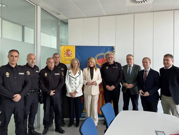 Reunión entre la Subdelegación del Gobierno en Huelva y el Ayuntamiento de Huelva para abordar temas de seguridad en la ciudad.