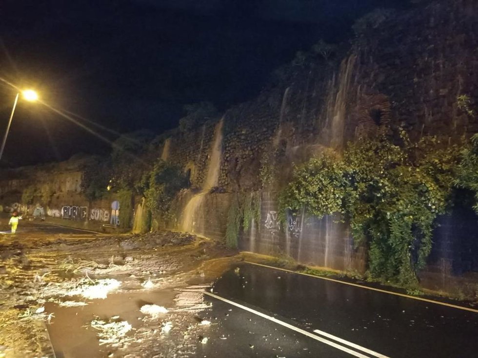 Un desprendimiento advertido tras las fuertes lluvias de la borrasca 'Therese' en Tenerife