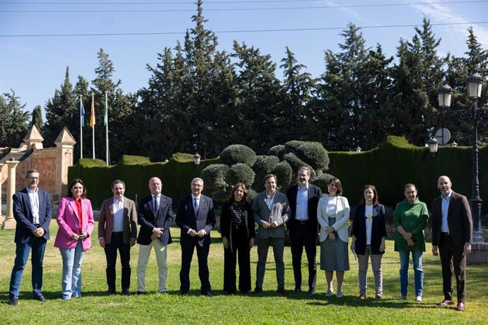Representantes del PP de Málaga y de Córdoba, con el secretario general del PP andaluz en una comparecencia en Antequera (Málaga).