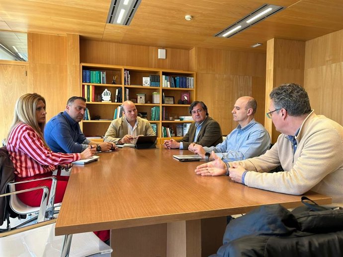 El delegado territorial de Sostenibilidad y Medio Ambiente de la Junta en Cádiz, Óscar Curtido, el alcalde de Ubrique, Mario Casillas, y representantes del tejido empresarial de la zona y de la Universidad de Cádiz en una reunión técnica