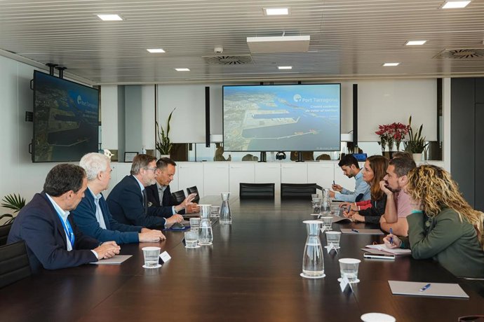 Imagen de la visita de la líder de En Comú Podem, Jéssica Albicah, al Port de Tarragona.