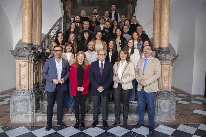 El presidente de la Diputación, Salvador Fuentes (centro), junto a responsables y participantes de 'EmprendeUCO-Diputación de Córdoba'.