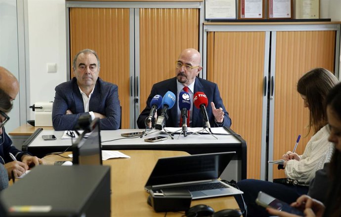 El exdirector de Cohorte Cantabria, Marcos López Hoyos, y el consejero de Salud, César Pascual, informan en rueda de prensa sobre el proyecto.