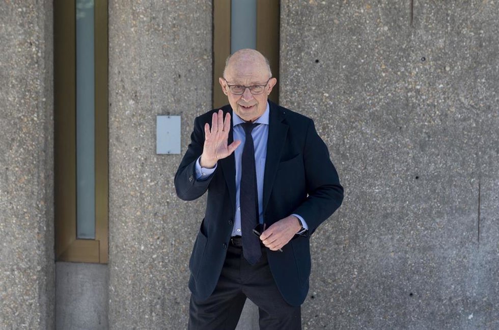 Archivo - El exministro de Hacienda Cristóbal Montoro a su llegada a la capilla ardiente del exministro Josep Piqué, en el Tanatorio M-30, a 7 de abril de 2023, en Madrid (España). El exministro del Gobierno de Aznar, Josep Piqué, falleció ayer jueves, 6 