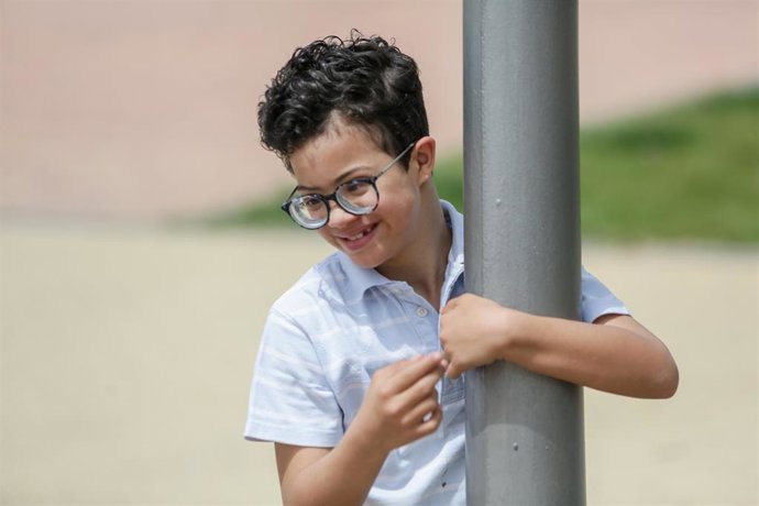 Archivo - Isaac juega en un parque 