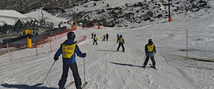 Estudiantes del programa de iniciación al esquí