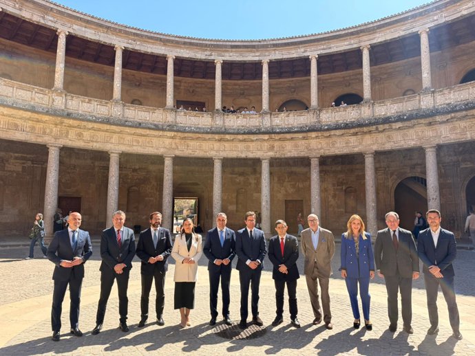 Foto de familia previa a la Comisión de Trabajo de la FAMP presidida por su vicepresidente y alcalde de El Ejido (Almería), Francisco Góngora.
