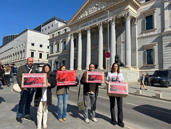 Familiares de Javier y David, los españoles detenidos en Guinea Ecuatorial, se concentran ante el Congreso de los Diputados.