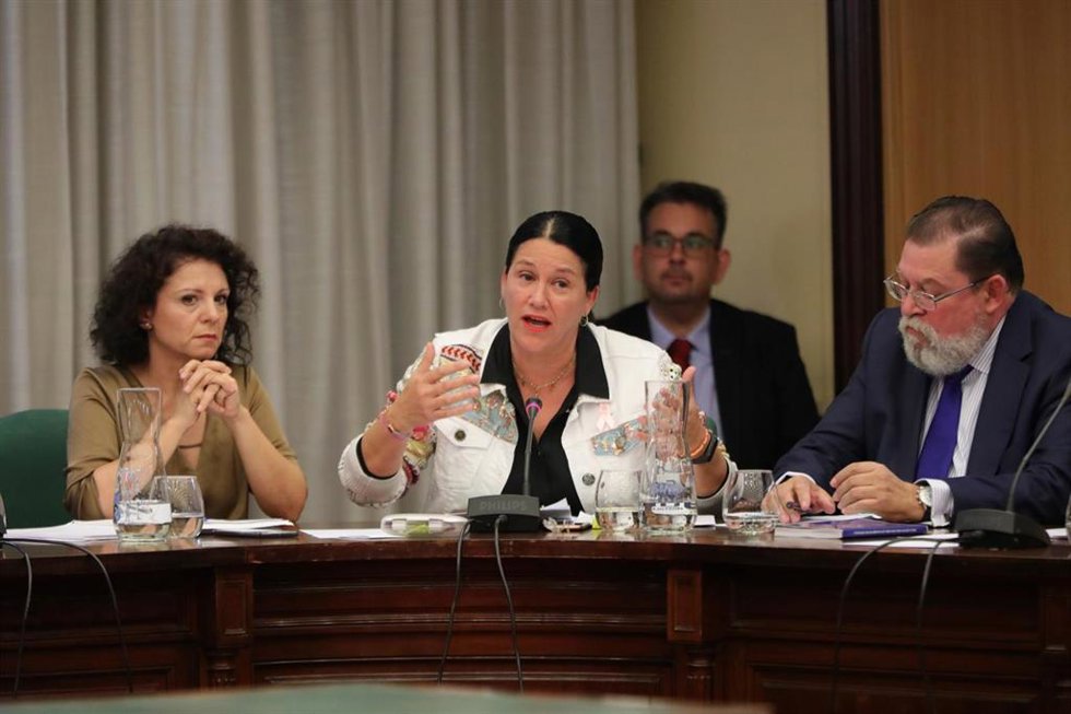 Archivo - (I-D) Los concejales del PP en el ayuntamiento de Móstoles, Mercedes Parrilla; Mirina Cortés y Alberto Rodríguez de Rivera, durante su intervención en un pleno municipal 