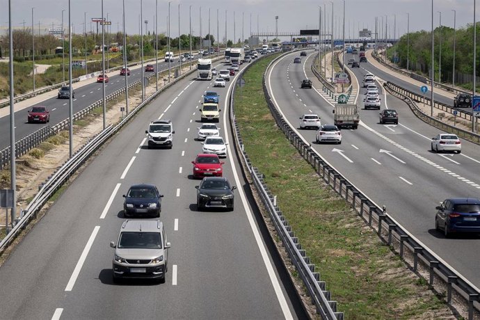 Archivo - Varios vehículos en la A-5 el día que comienza la operación salida del puente de mayo 2022, a 29 de abril de 2022, en Madrid (España). La Dirección General de Tráfico (DGT) pone en marcha la 'Operación de Tráfico 1º de mayo', un dispositivo espe