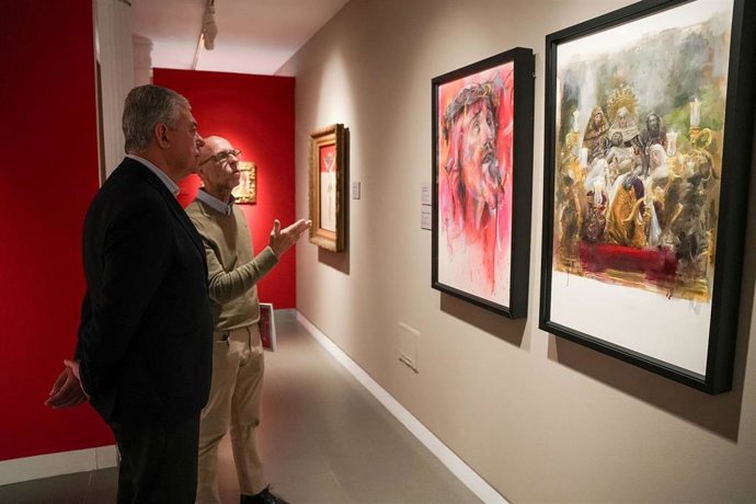 Sanz destaca la muestra dedicada a Antoine Cas en la Fundación Cajasol durante la visita realizada a la exposición.