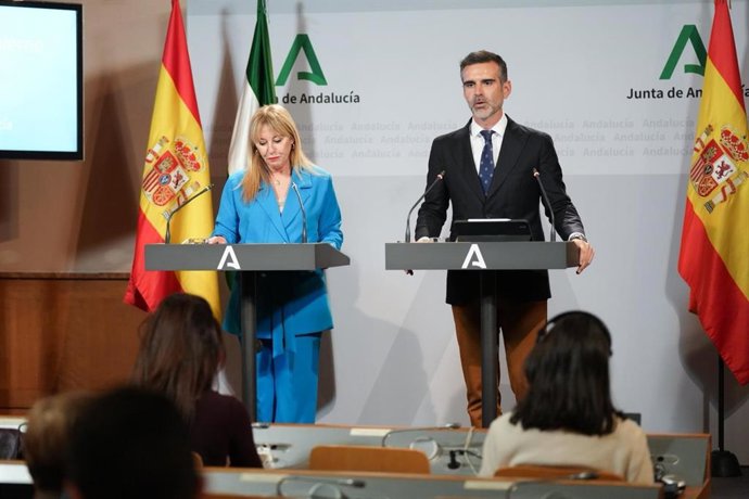 La consejera de Economía, Hacienda, Fondos Europeos y Diálogo Social, Carolina España, y el consejero de Agricultura, Pesca, Agua y Desarrollo Rural, Ramón Fernández-Pacheco, comparecen en rueda de prensa tras el Consejo de Gobierno andaluz.