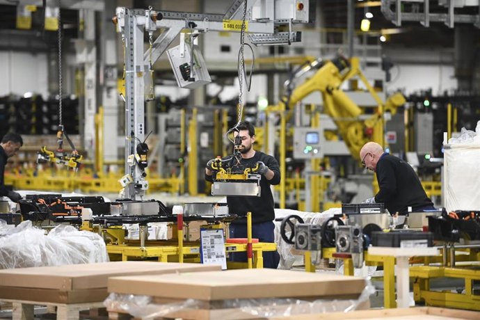 Archivo - Un trabajador, en la planta de Stellantis en Figueruelas (Zaragoza). (Imagen de archivo)