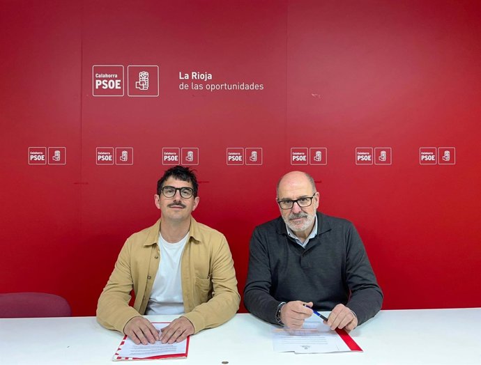 El diputado regional Miguel González de Legarra y el portavoz del Grupo Municipal Socialista en el ayuntamiento de Calahorra, Esteban Martínez, en comparecencia de prensa