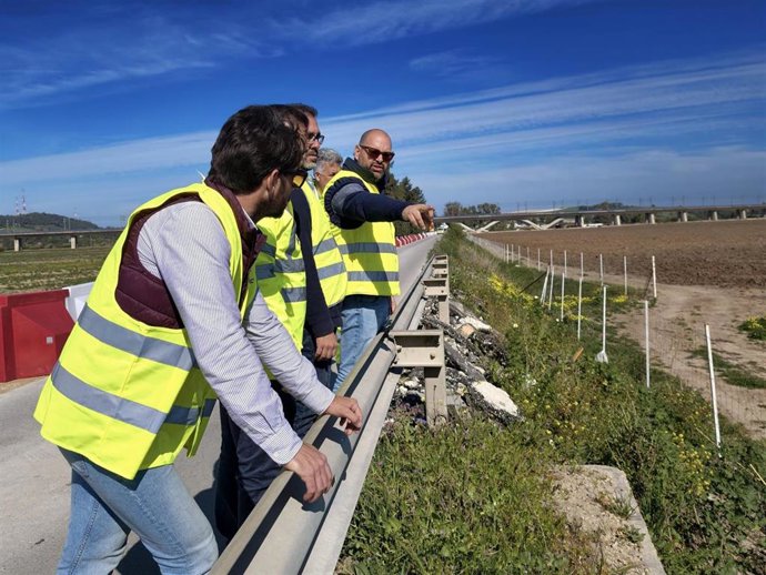 El responsable de Cooperación en la Diputación de Cádiz, Javier Bello, visitando las obras que se están ejecutando en la carretera de El Portal, con incidencias tras las borrascas.