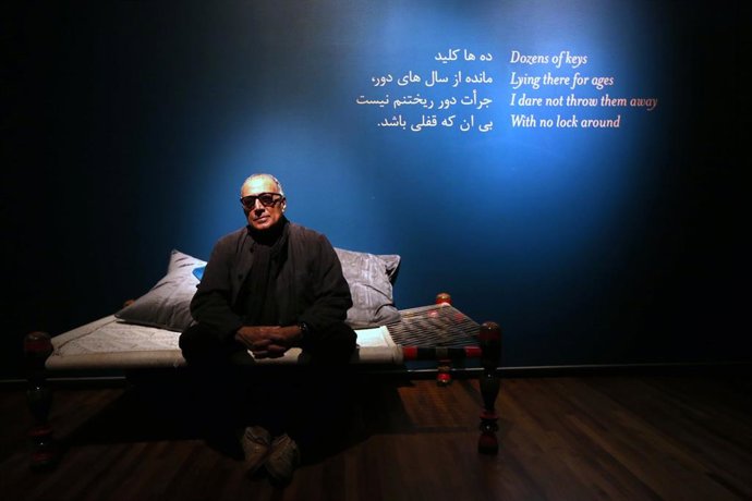 Archivo - Arquivo - 17 de novembro de 2015 - Toronto, Ontário, Canadá - TORONTO, ON - 17 DE NOVEMBRO  -     em Toronto, em  17 de novembro de 2015 O renomado cineasta iraniano Abbas Kiarostami posa para fotos em sua instalação intitulada “Doors Without Ke