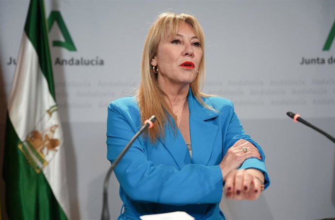 La consejera de Economía, Hacienda, Fondos Europeos y Diálogo Social de la Junta de Andalucía y portavoz del Gobierno, Carolina España, interviene en la rueda de prensa posterior a la reunión semanal del Consejo de Gobierno. 