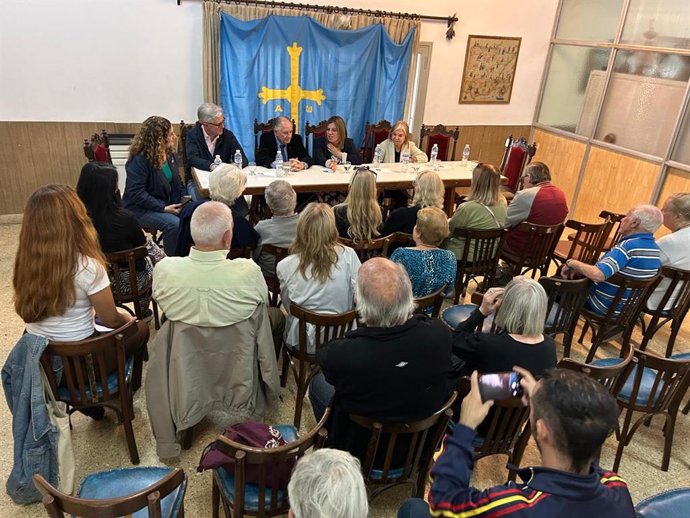 La vicepresidenta del Gobierno de Asturias, Gimena Llamedo, con asturianos y descendientes en Mar de Plata.