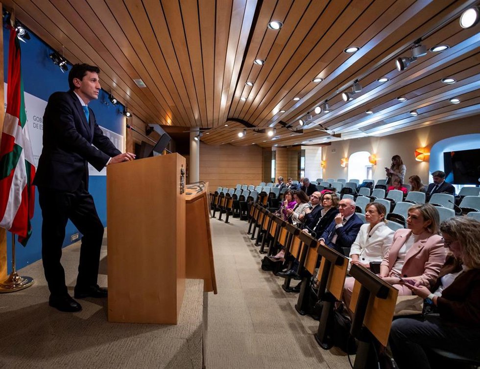 Archivo - Noël d´Anjou, consejero de Hacienda y Finanzas, junto a los diputados generales.