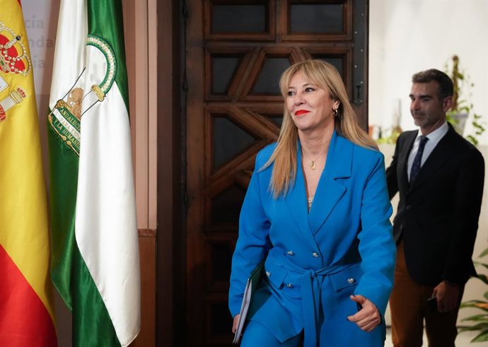 La consejera de Economía, Hacienda, Fondos Europeos y Diálogo Social de la Junta de Andalucía y portavoz del Gobierno, Carolina España, junto al consejero de Agricultura, Pesca, Agua y Desarrollo Rural, Ramón Fernández-Pacheco.