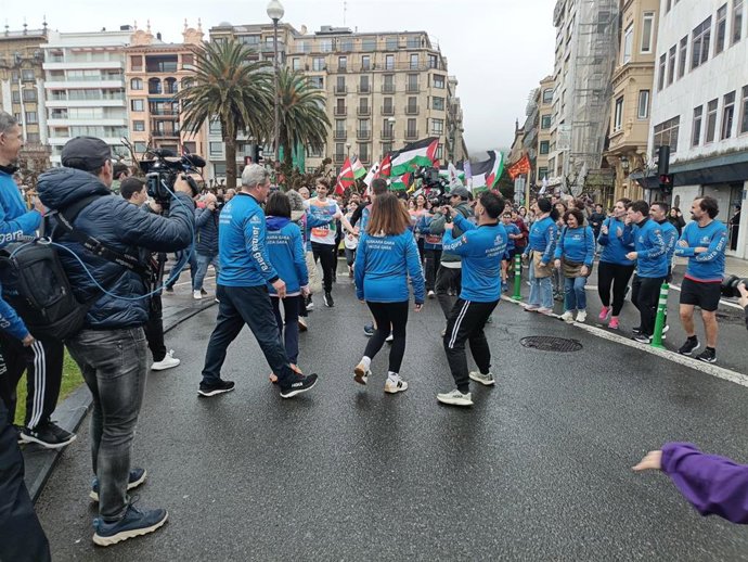 El alcalde, Jon Insausti, entrega el 'lekuko' de Korrika a la vicelehendakari, Ibone Bengoetxea, en San Sebastián