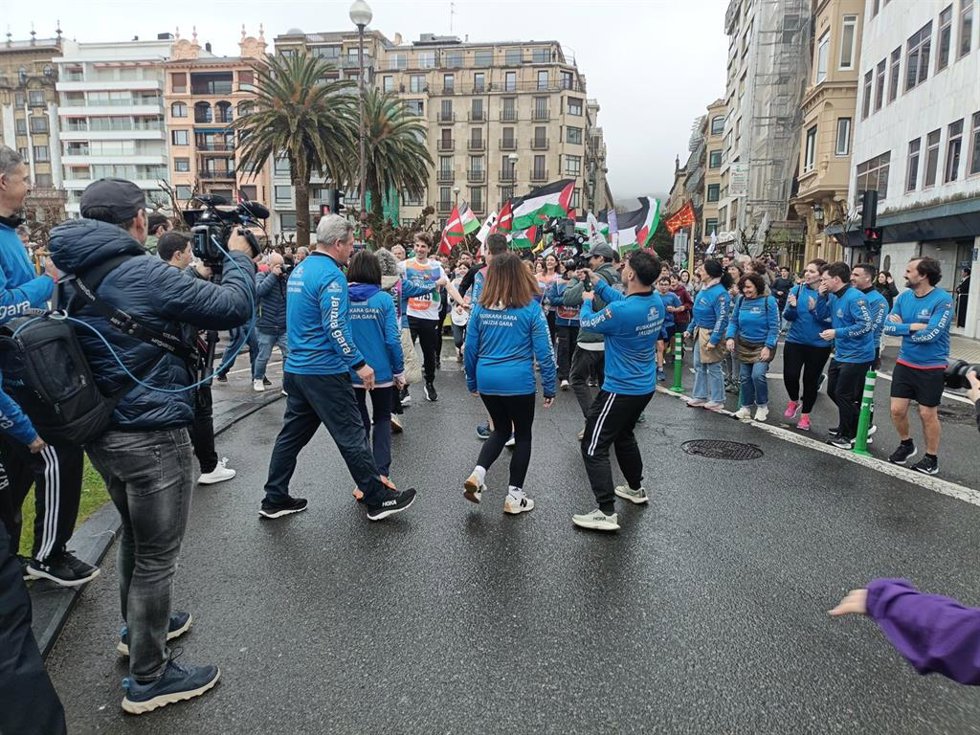 El alcalde, Jon Insausti, entrega el 'lekuko' de Korrika a la vicelehendakari, Ibone Bengoetxea, en San Sebastián