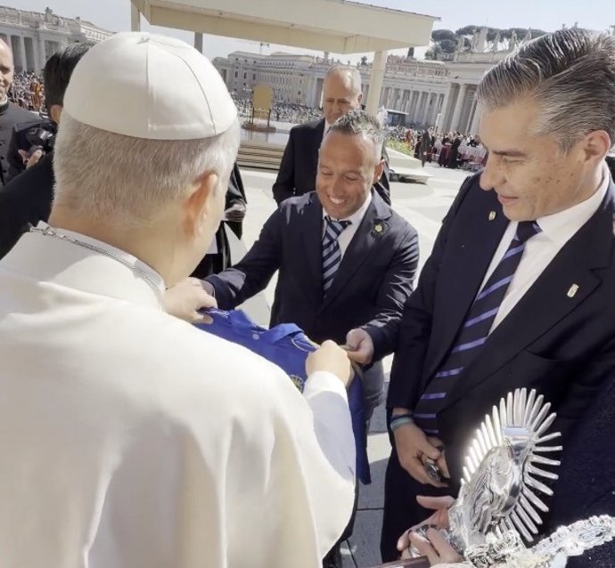 El papa León XIV recibe la camiseta del Real Oviedo de manos del capitan del equipo, Santi Cazorla, en la Plaza de San Pedro.