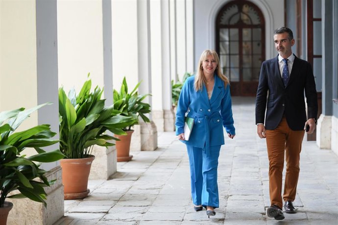 La consejera de Economía, Hacienda, Fondos Europeos y Diálogo Social de la Junta de Andalucía y portavoz del Gobierno, Carolina España, junto al consejero de Agricultura, Pesca, Agua y Desarrollo Rural, Ramón Fernández-Pacheco.