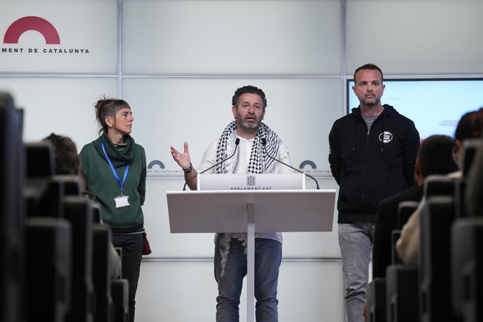 El coordinador de la Global Summud Flotilla, Saif Abukeshek, la integrante de la organización en Catalunya, Ariadna Masmitjà, y el jefe de operaciones de Open Arms, Gerard Canals, durante una rueda de prensa de la Global Summud Flotilla para presentar la 