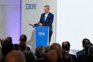 El presidente de la Xunta de Galicia, Alfonso Rueda, acompañado del conselleiro de Facenda e Administración Pública, Miguel Corgos,  participa en la clausura de una jornada de IBM