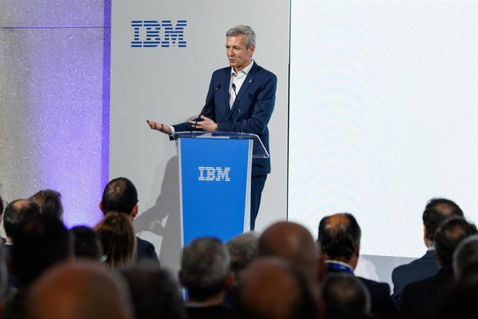 El presidente de la Xunta de Galicia, Alfonso Rueda, acompañado del conselleiro de Facenda e Administración Pública, Miguel Corgos,  participa en la clausura de una jornada de IBM