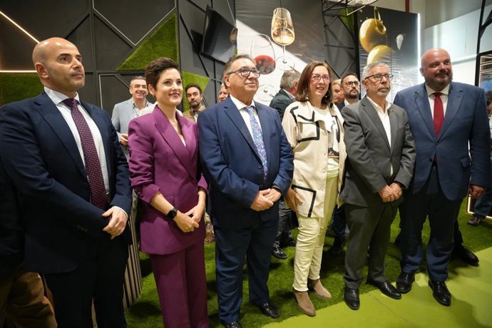 Autoridades en la inauguración de Vinac en Almendralejo