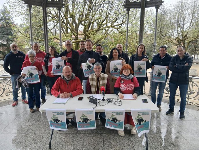 Rueda de prensa sobre a recollida de firmas para pedir o peche "definitivo" dos proxectos de Altri e a mina de Touro, a 25 de marzo de 2026.