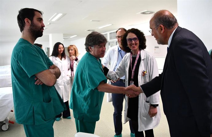 El vicepresidente primero de C-LM, José Luis Martínez Guijarro, visitando el nuevo servicio de Cirugía Plástica, Estética y Reparadora del Hospital Universitario de Cuenca.