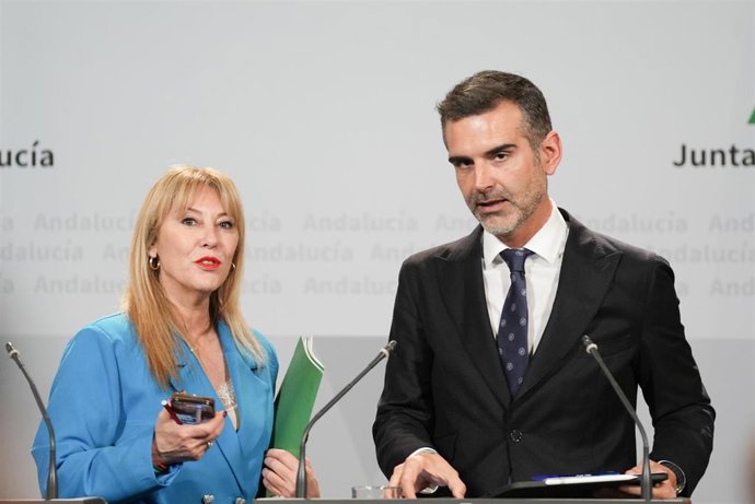La consejera de Economía, Hacienda, Fondos Europeos y Diálogo Social de la Junta de Andalucía y portavoz del Gobierno, Carolina España, junto al consejero de Agricultura, Pesca, Agua y Desarrollo Rural de la Junta de Andalucía, Ramón Fernández-Pacheco.