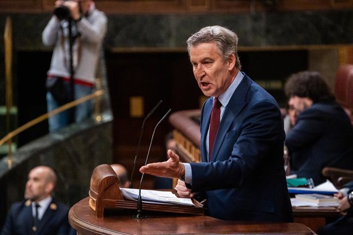 El presidente del Partido Popular, Alberto Núñez Feijóo, interviene durante una sesión de control al Gobierno, en el Congreso, a 25 de marzo de 2026, en Madrid (España). 