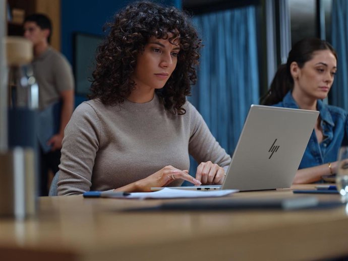 Archivo - Una persona utilizando el ordenador HP EliteBook 6 G2q Next Gen AI.