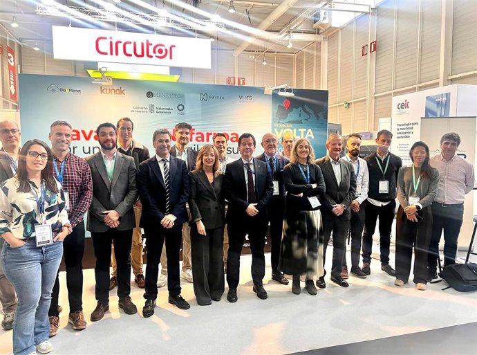 El consejero Mikel Irujo junto a la diputada general de Gipuzkoa, Eider Mendoza; el diputado de Promoción Económica, Unai Andueza; y representantes de las empresas navarras presentes en el stand; así como de Sodena y Naitec.