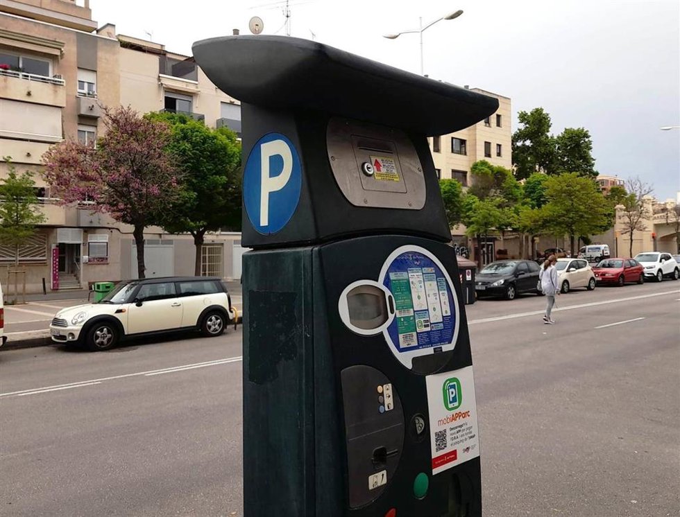 Archivo - Expendedor de la ORA en Palma.
