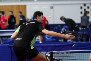 Un jugador del Club Tenis de Mesa Portuense compitiendo en un partido.