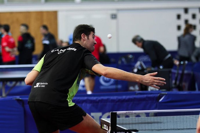 Un jugador del Club Tenis de Mesa Portuense compitiendo en un partido.