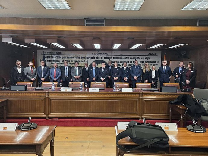 Miembros de la Comisión Nacional de Protección Civil, antes de la reunión del pleno.