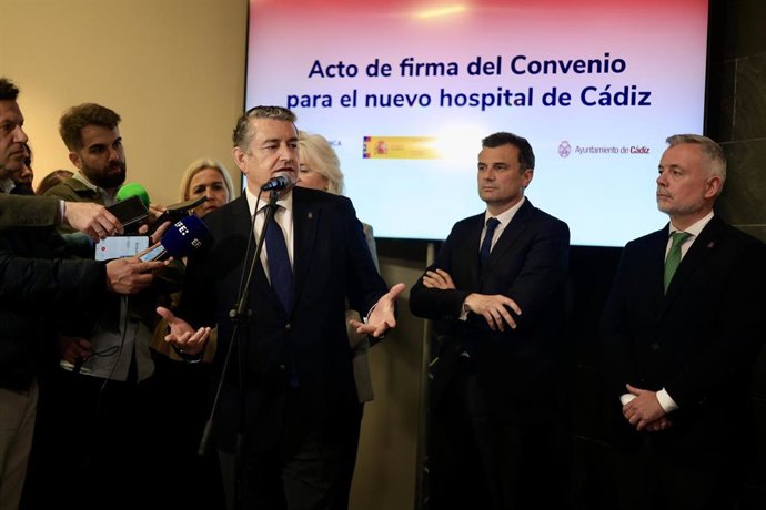 El consejero de Sanidad, Presidencia y Emergencias, Antonio Sanz, en declaraciones a la prensa después de la firma del convenio de colaboración para la cesión del suelo que permitirá la construcción del nuevo hospital de Cádiz. A 20 de marzo del 2026. 