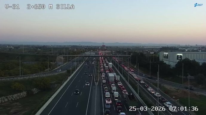 Retenciones kilómetricas en la V-31 a la entrada València y en V-30 por la avería de una grúa