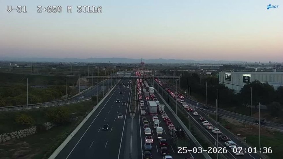 Retenciones kilómetricas en la V-31 a la entrada València y en V-30 por la avería de una grúa