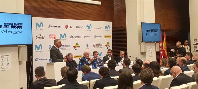 Tres seleccionadores y un 'cuarto', Almeida, respaldan a Del Bosque con su academia, con programa que vuelve en verano