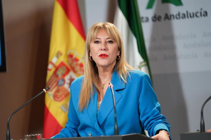 La consejera de Economía, Hacienda, Fondos Europeos y Diálogo Social de la Junta de Andalucía y portavoz del Gobierno, Carolina España, interviene en la rueda de prensa. A 25 de marzo de 2026 en Sevilla (Andalucía, España). 