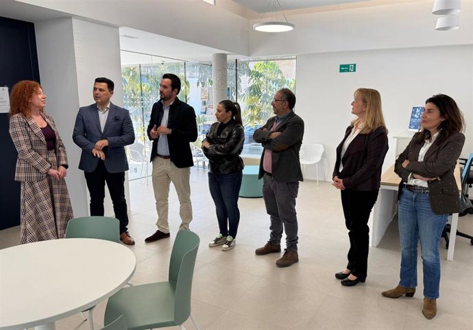 La directora general del SEF, Pilar Valero, junto con el alcalde de San Javier, José Miguel Luengo, durante la visita al centro Activa