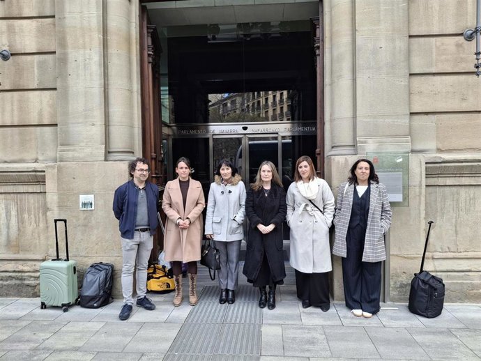 Rosa Álvarez, presidenta de la Asociación de Víctimas Mortales de la Dana 29 de Octubre, Mariló Garadolí, y Toñi García, de l'Associació Víctimes de la Dana 29 d'Octubre 2024, junto con la vicepresidenta Begoña Alfaro, en el Parlamento de Navarra.