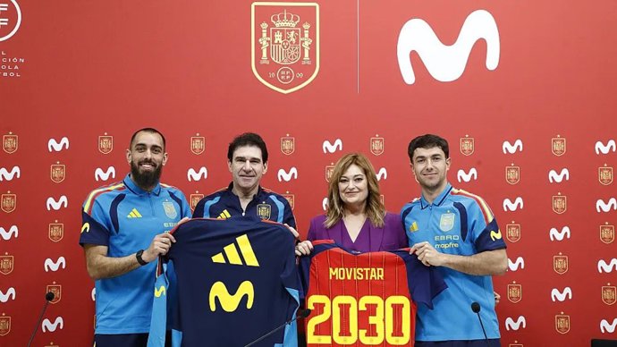 Los futbolistas Borja Iglesias (izquierda) y Martín Zubimendi (derecha), junto al director técnico de Desarrollo y de la selección absoluta masculina de la RFEF, Aitor Karanka, y la periodista de Movistar Mónica Marchante.